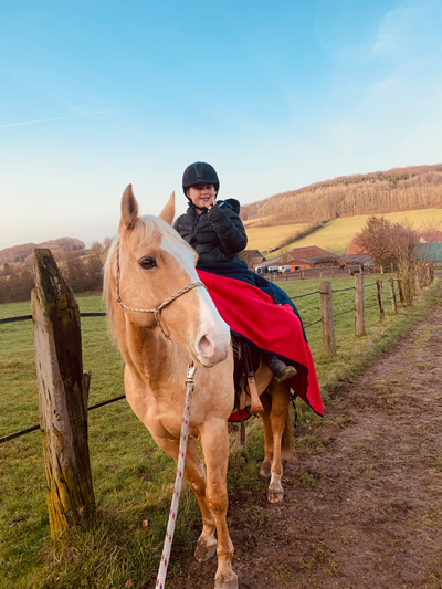 Ein Junge auf einem Pferd